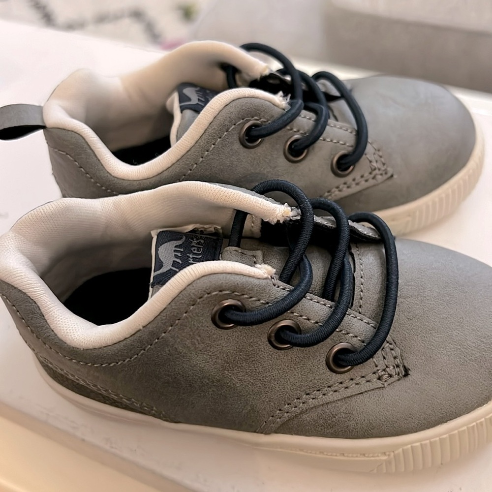 Toddler shoes Carter’s size 6